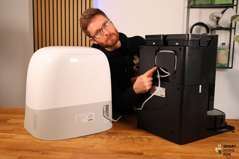 Das Kabelmanagement System an der Qrevo Slim Station ist zu sehen, wohingegen es bei der Station des Qrevo Curv fehlt.